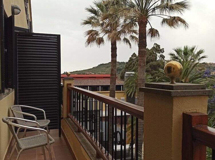 Номер Стандарт с Балконом, Escuela Santa Brigida