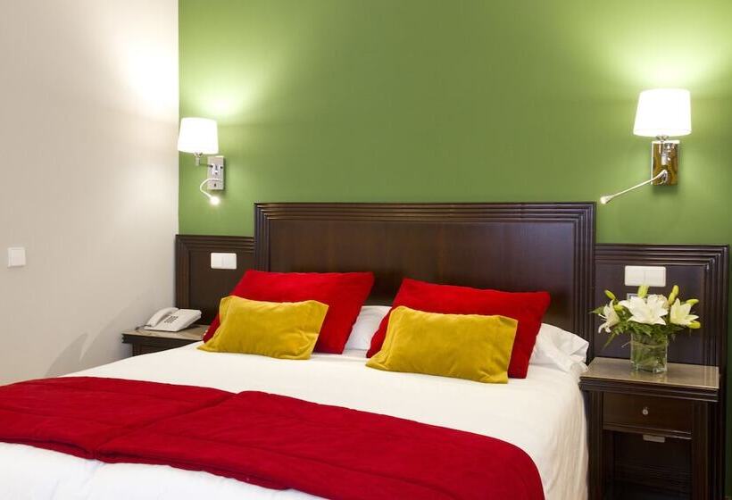 Номер Стандарт Трехместный, Escuela Santa Brigida