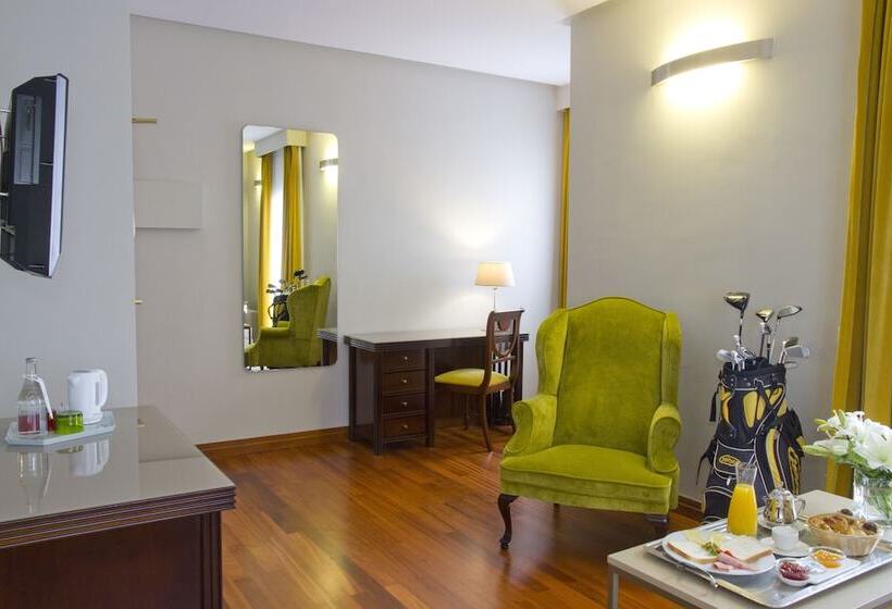 Номер Стандарт Трехместный, Escuela Santa Brigida