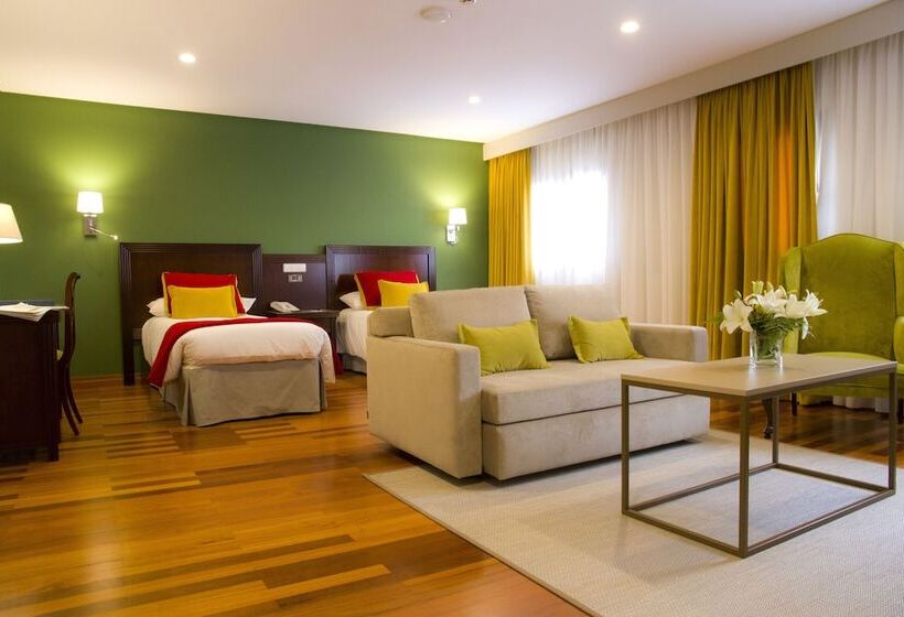 Номер Стандарт Трехместный, Escuela Santa Brigida