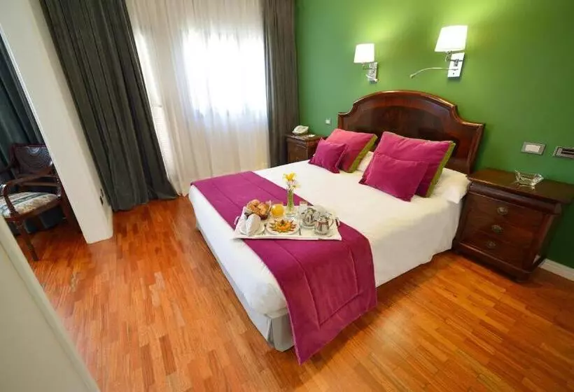سوییت لوکس, Escuela Santa Brigida