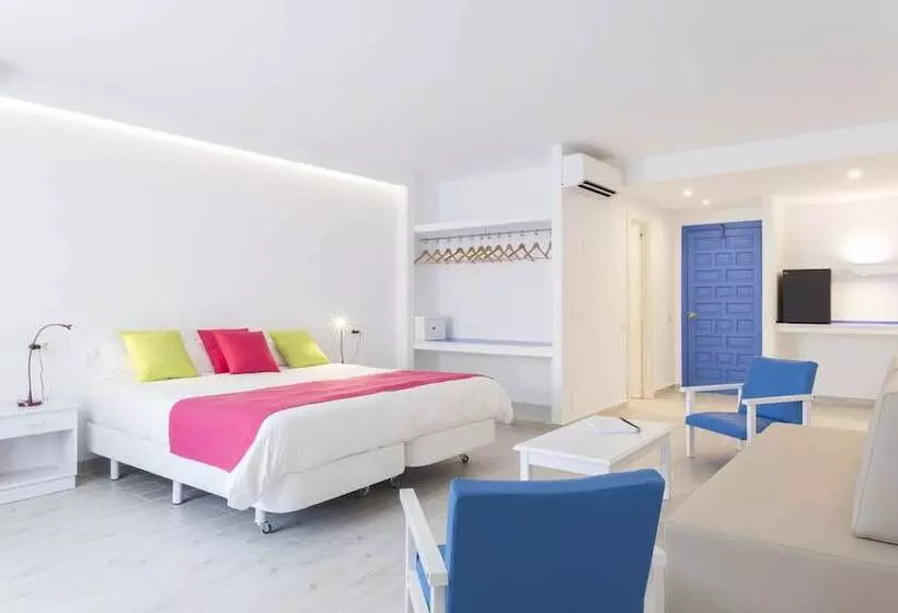 Cameră Superioară cu Priveliște către Piscină, Guya Wave
