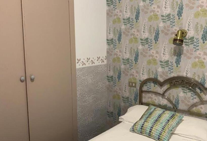 스탠다드 룸, Hostal Pirineos