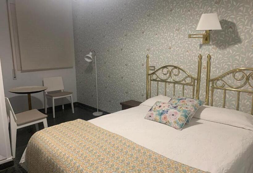 스탠다드 룸, Hostal Pirineos