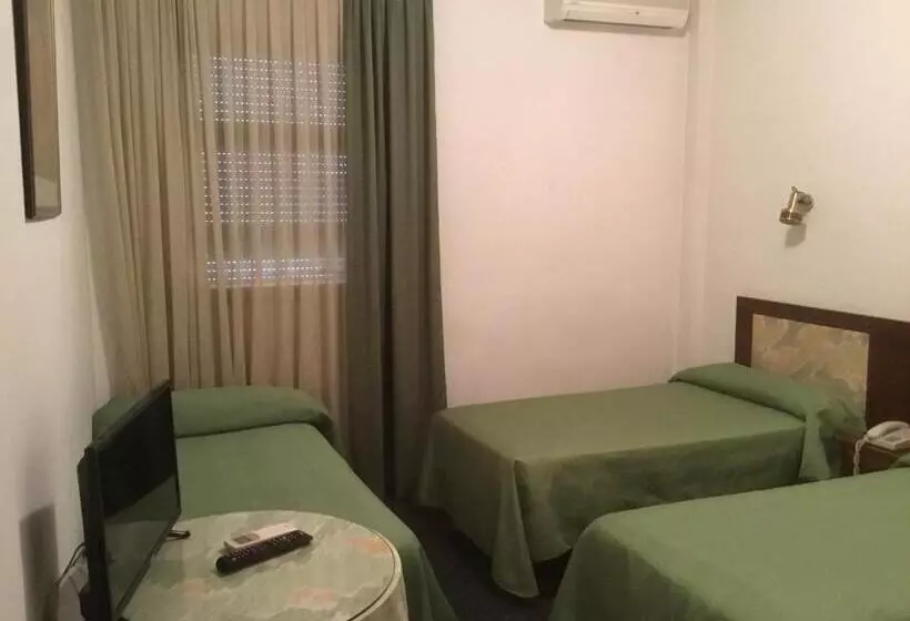3-Bett-Standardzimmer, Hostal Pirineos