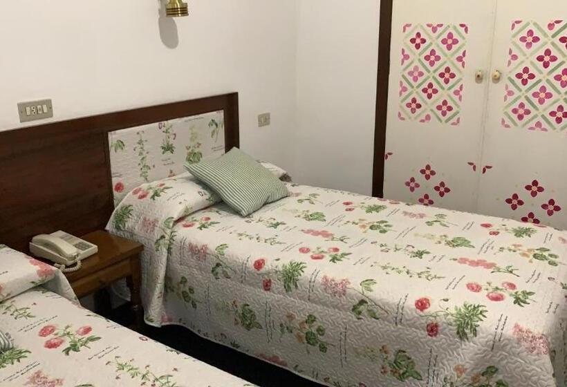 Номер Стандарт, Hostal Pirineos