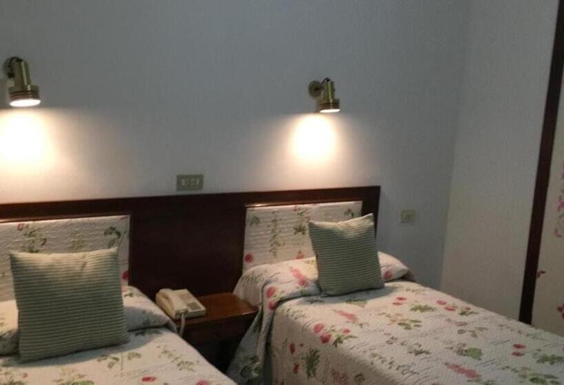 스탠다드 룸, Hostal Pirineos