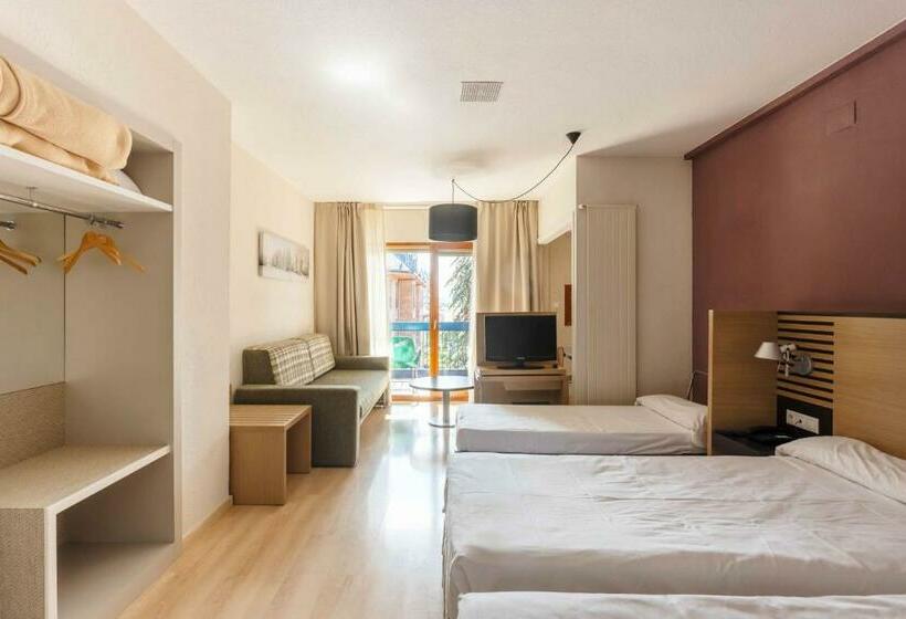 Номер Стандарт Трехместный, Oroel Hotel & Spa