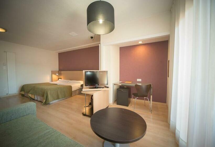 اتاق استاندارد سه نفره, Oroel Hotel & Spa