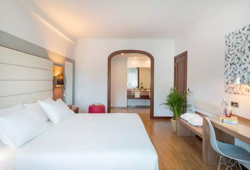 سوییت جونیور, Santiago Plaza Affiliated By Meliá