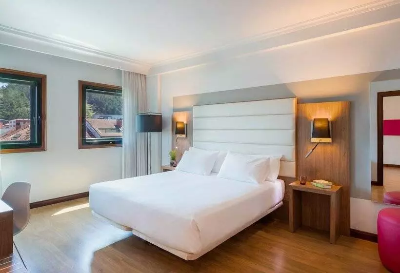 سوییت جونیور, Santiago Plaza Affiliated By Meliá