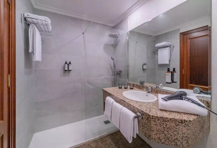 اتاق استاندارد سه نفره, Santiago Plaza Affiliated By Meliá