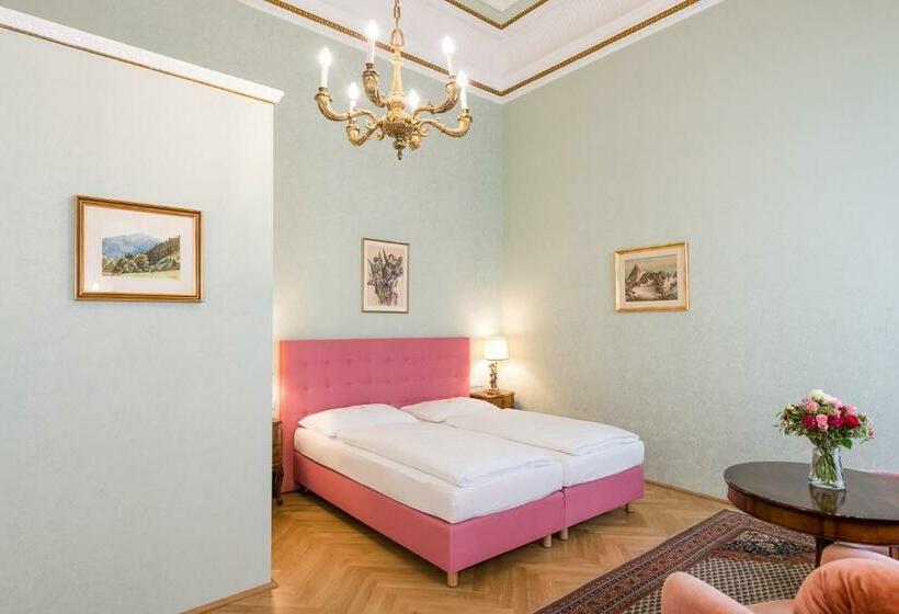 اتاق لوکس, Regina