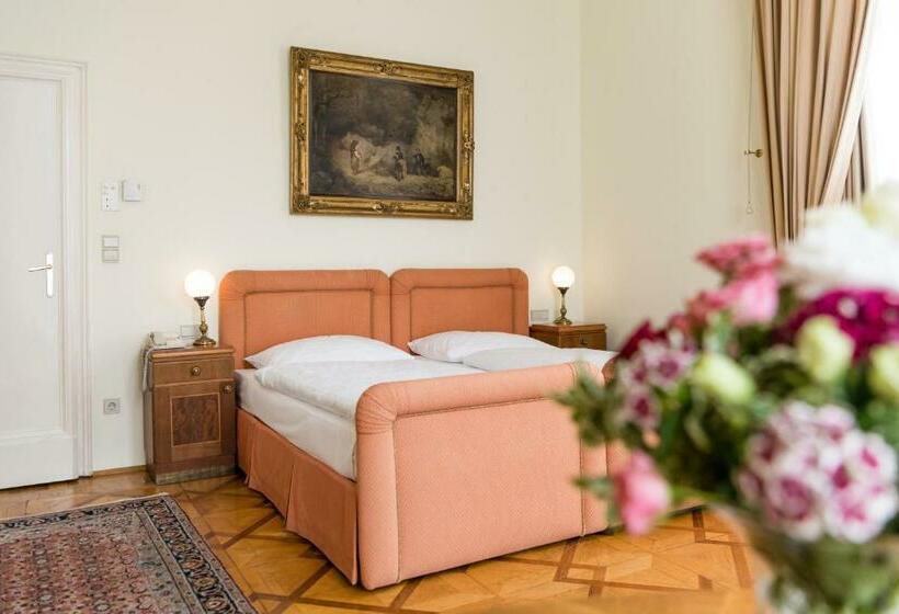 اتاق لوکس, Regina