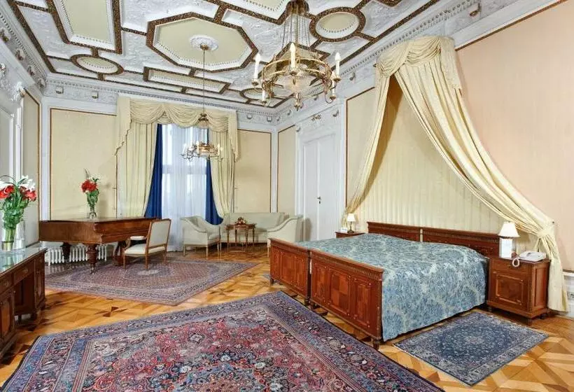اتاق لوکس, Regina