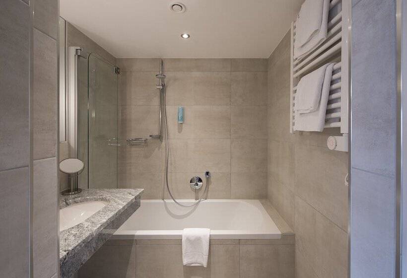 舒适三人间, Sailer