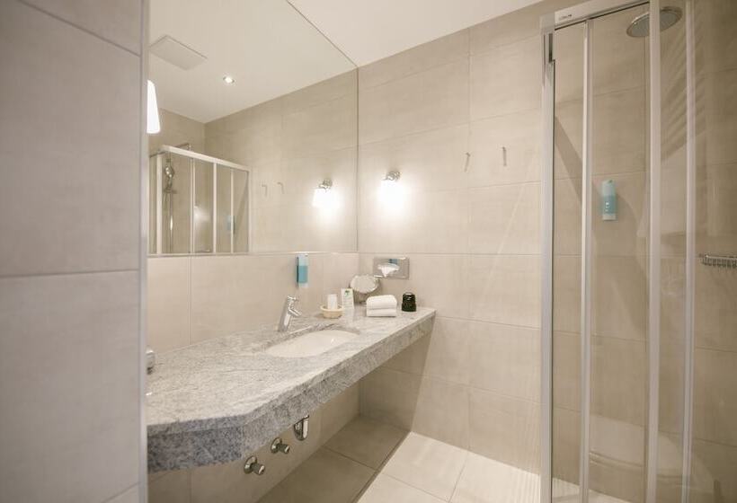 舒适三人间, Sailer