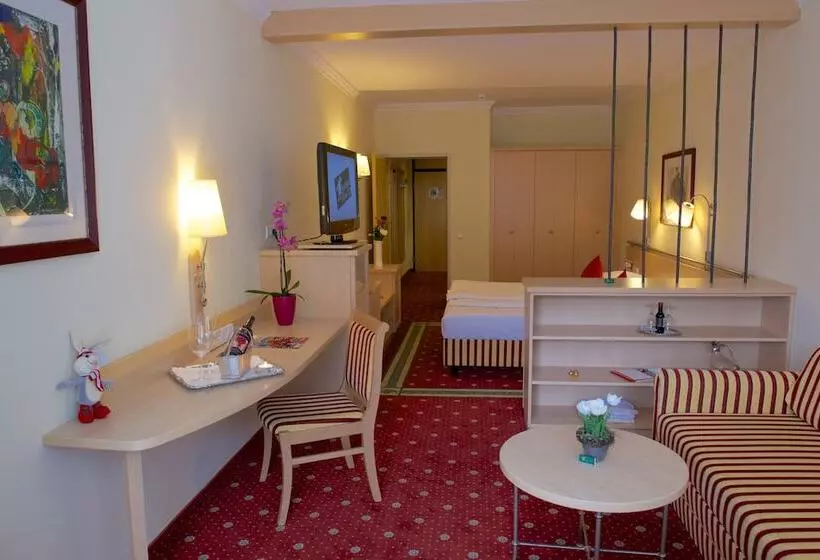 Perhehuone, Sporthotel Royer