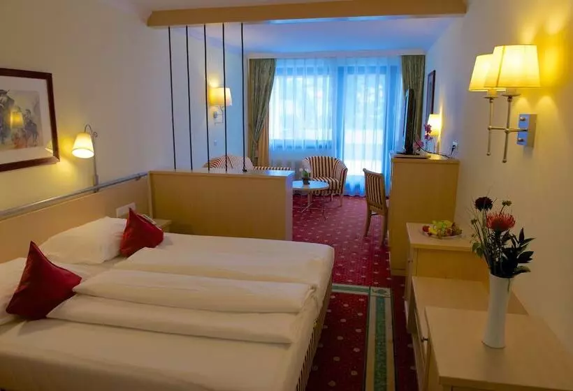 Perhehuone, Sporthotel Royer