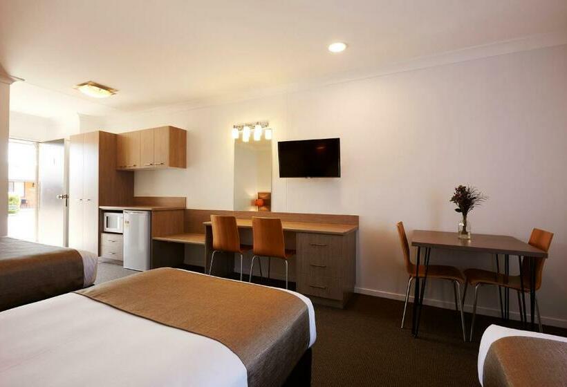 חדר משפחתי, Adelong Motel