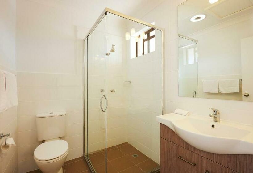 חדר משפחתי, Adelong Motel