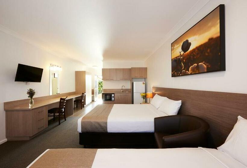 סוויטה דלוקס, Adelong Motel