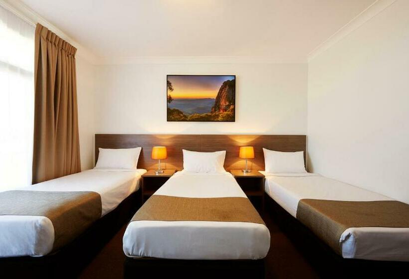 סוויטה משפחתית, Adelong Motel