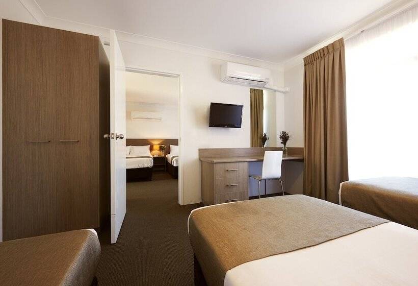 סוויטה משפחתית, Adelong Motel