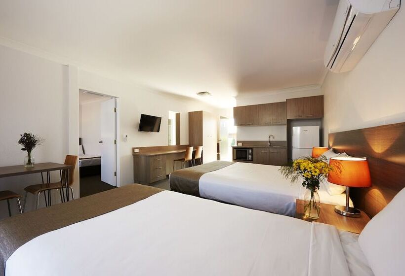 סוויטה משפחתית, Adelong Motel