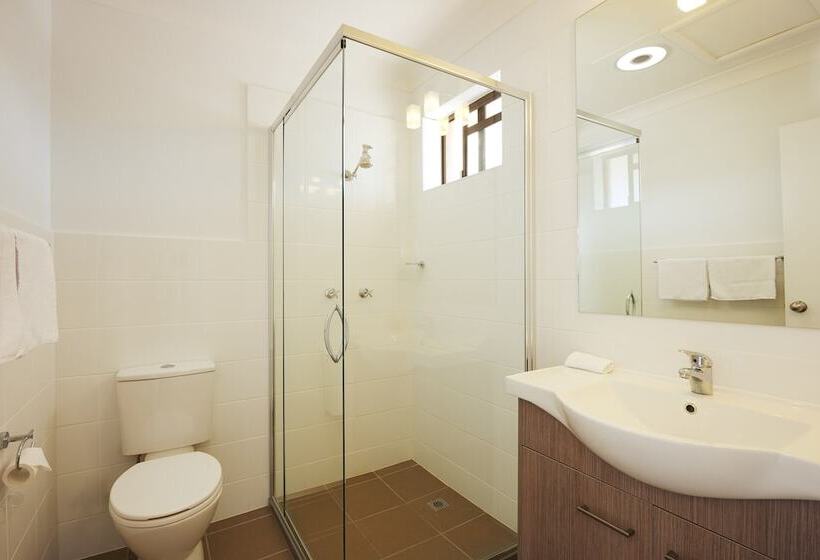 סוויטה דלוקס, Adelong Motel