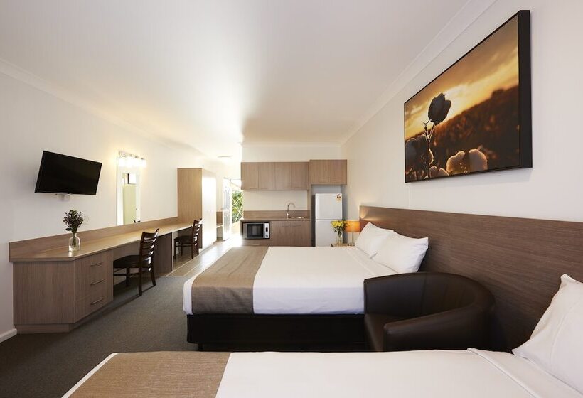 סוויטה דלוקס, Adelong Motel