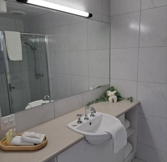 스위트 킹사이즈 침대, Cathedral Motor Inn