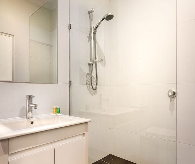 패밀리 룸, Crest On Barkly