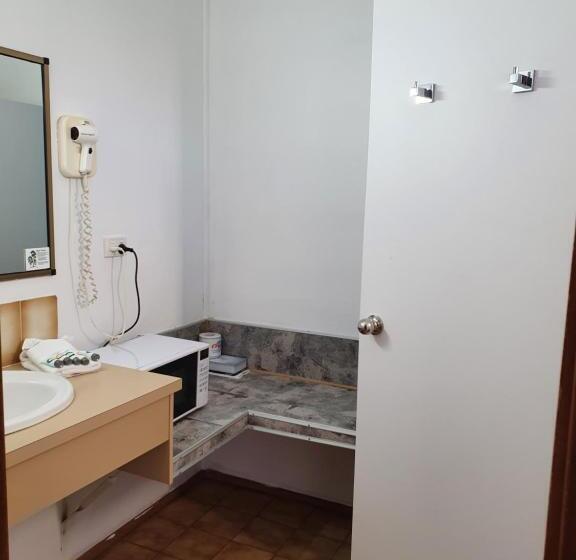 سوییت خانوادگی, Moonraker Motor Inn