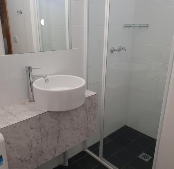 اتاق اکونومی, Moonraker Motor Inn