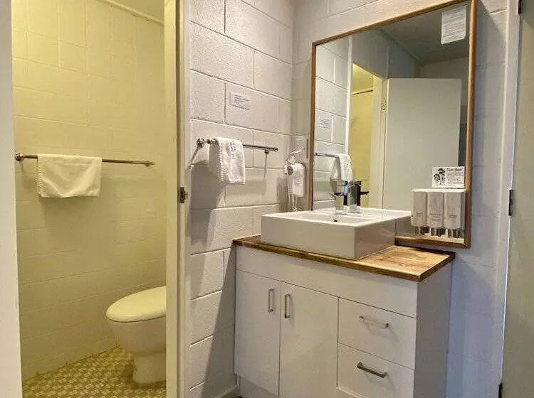 اتاق لوکس, Snow Season Motor Inn