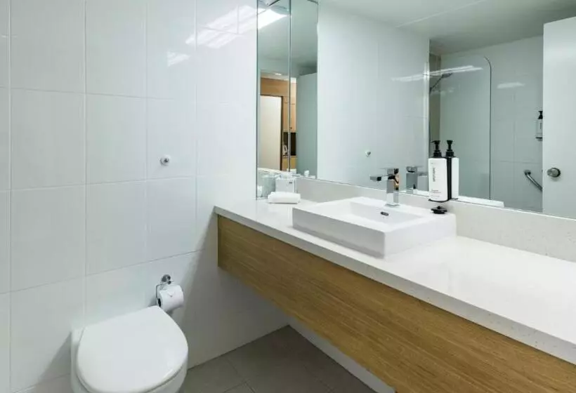 اتاق لوکس با تخت بزرگ, Pacific Hotel Cairns