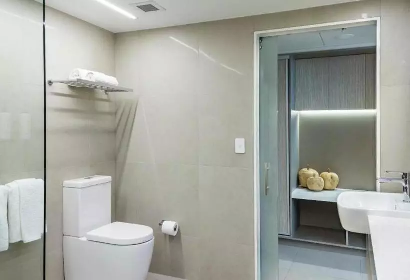 اتاق اجرایی با تخت بزرگ, Pacific Hotel Cairns