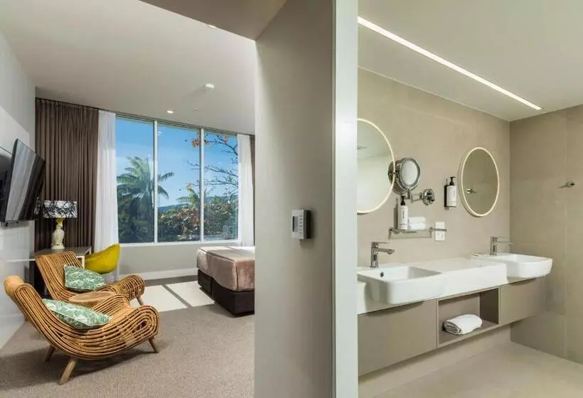 اتاق اجرایی با تخت بزرگ, Pacific Hotel Cairns