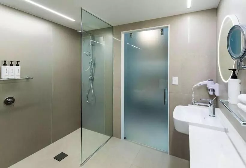 اتاق اجرایی با تخت بزرگ, Pacific Hotel Cairns
