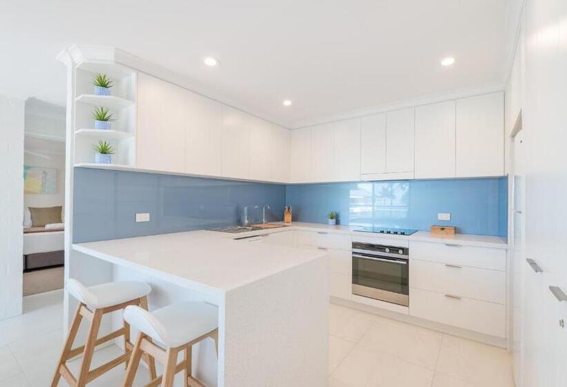 Superior 3-bedroom flat with a view, Munna Beach Apartments