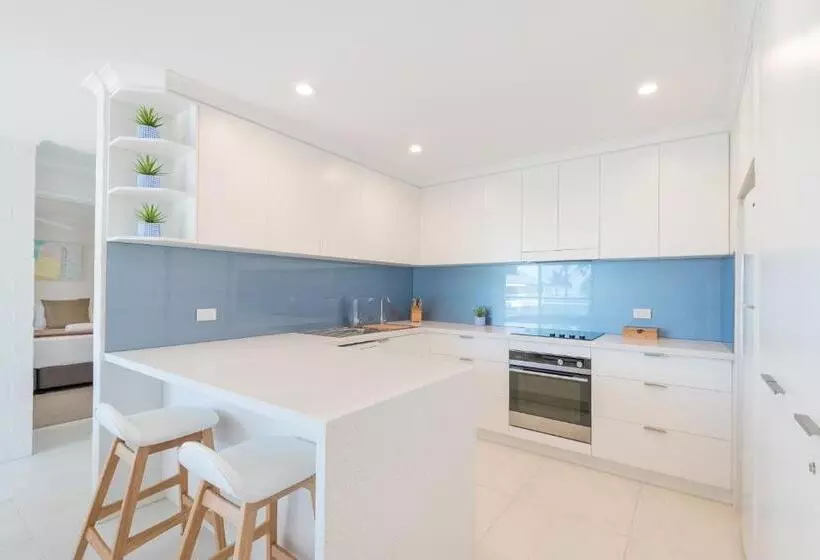 Superior 3-bedroom flat with a view, Munna Beach Apartments