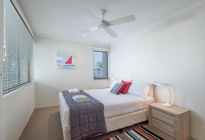 Superior 3-bedroom flat with a view, Munna Beach Apartments