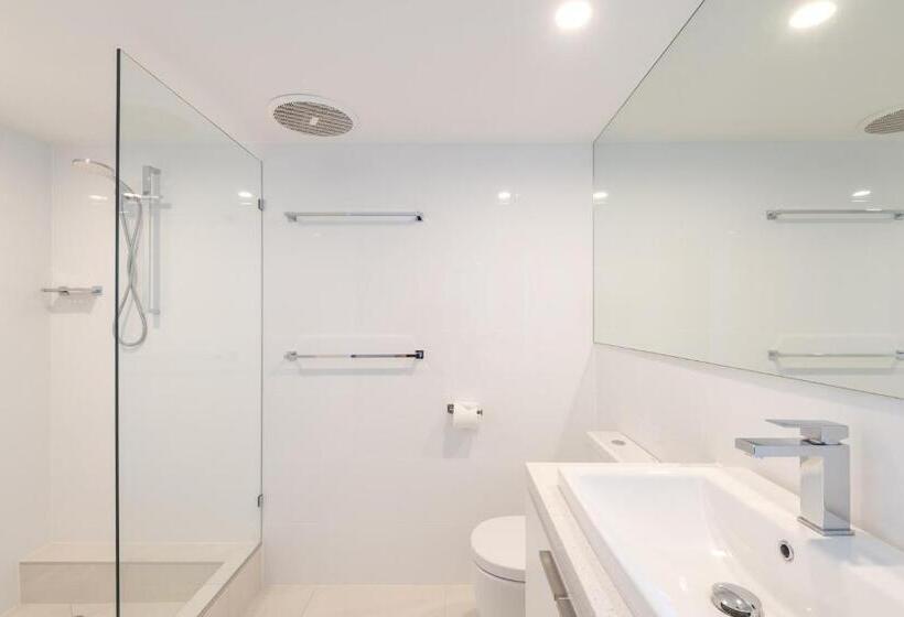 Superior 3-bedroom flat with a view, Munna Beach Apartments