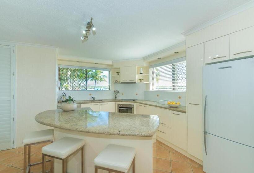 Superior 3-bedroom flat with a view, Munna Beach Apartments