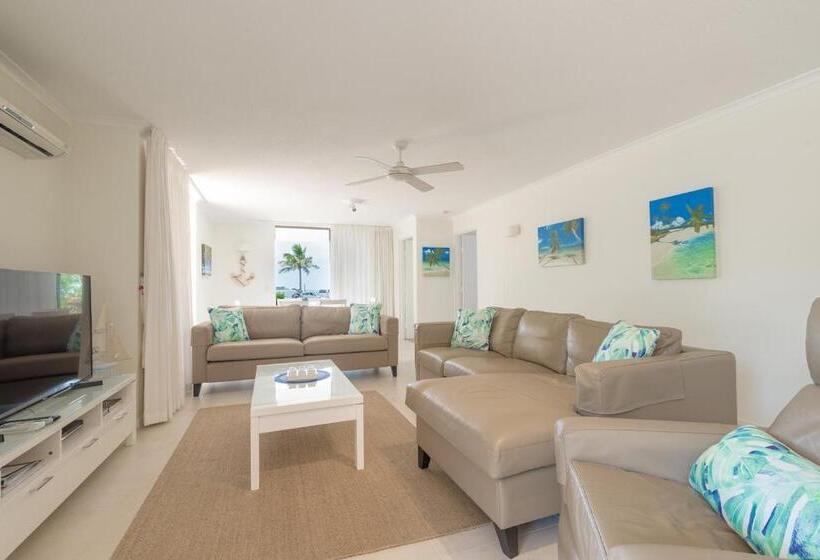 Superior 3-bedroom flat with a view, Munna Beach Apartments