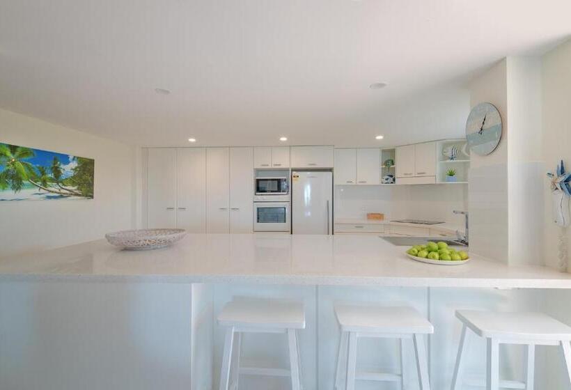 Superior 3-bedroom flat with a view, Munna Beach Apartments