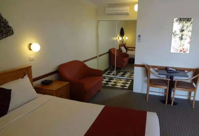 スーペリアールーム, Three Explorers Motel