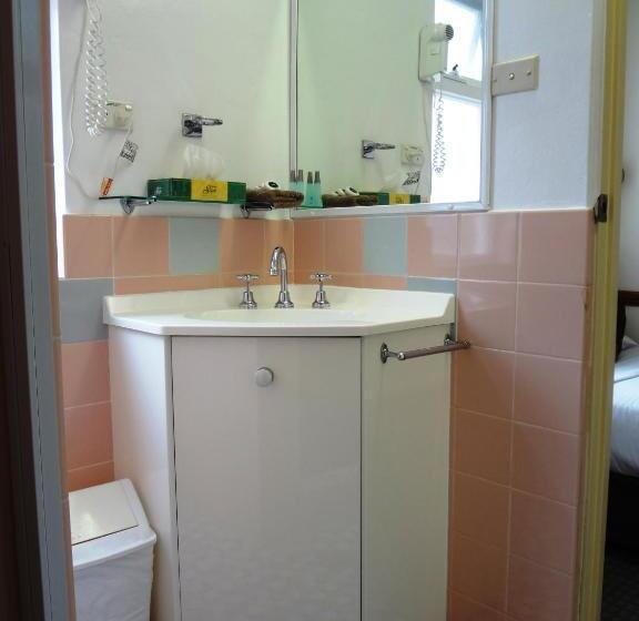 חדר סופריור, Three Explorers Motel