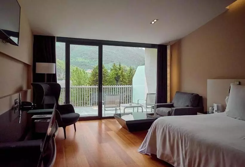 سوییت با چشمانداز استخر, Andorra Park